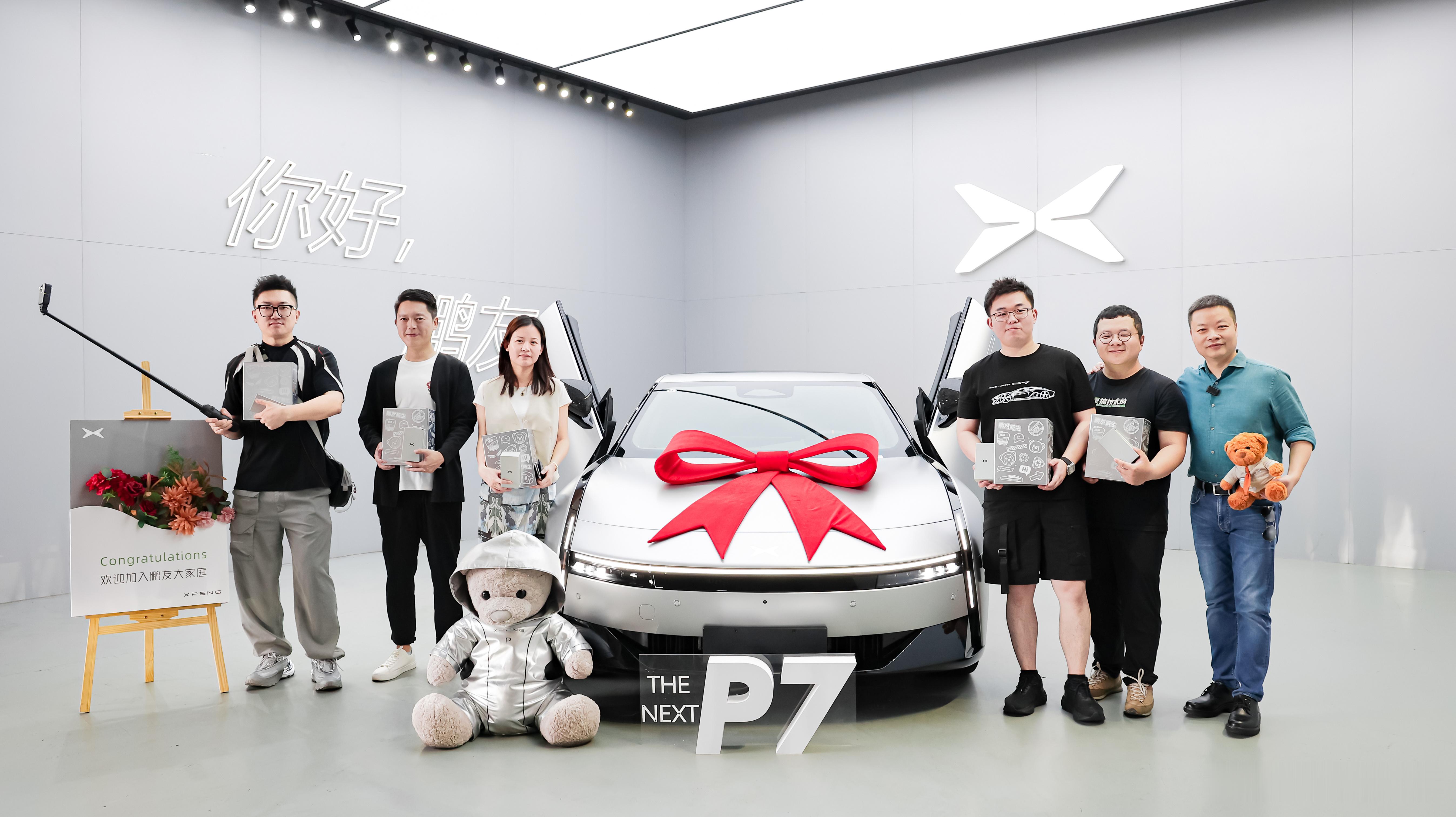 小鹏 P7 昨天发布，今天交付，何小鹏亲自开门[哈哈][哈哈]全新小鹏P7首批车