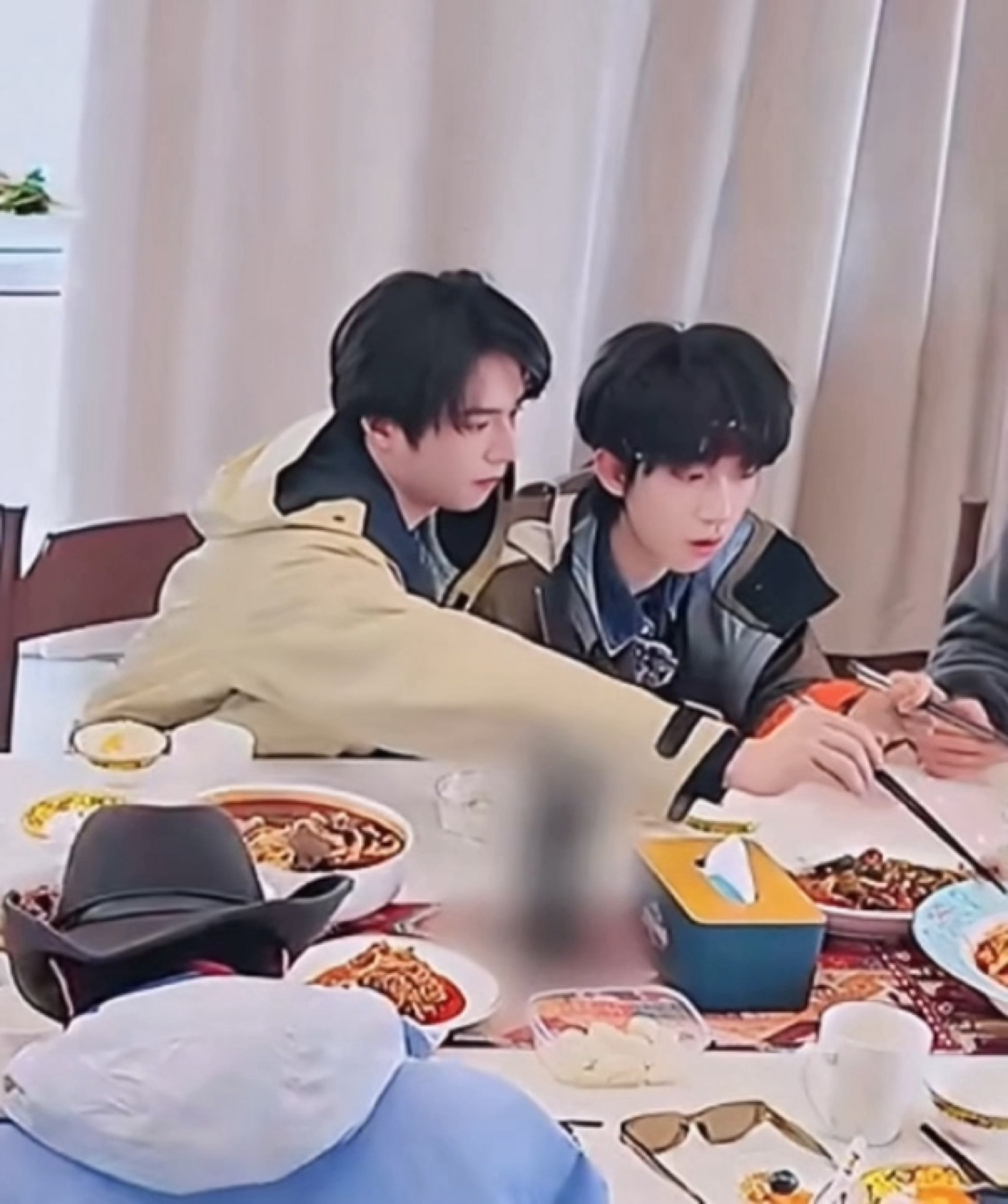 吃饭吃着吃着合二为一了 