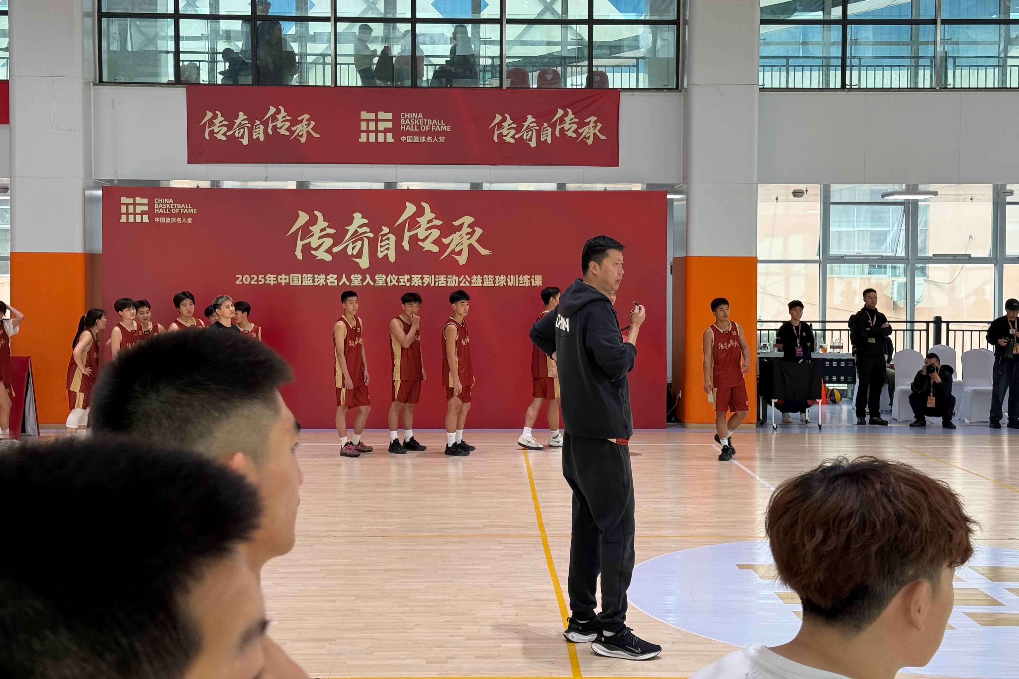 2025中国篮球名人堂入堂仪式 系列活动继续，今天下午，由匡鲁彬担任领队，吴庆龙