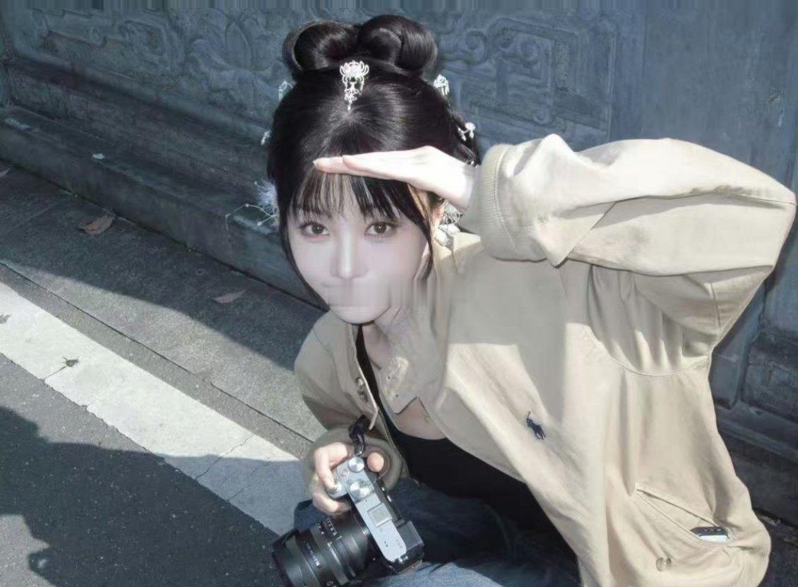 胡意旋 灵灵花 胡意旋灵气藏在眉眼间，95花里的灵动小宝贝，仿佛小精灵遗落人间。