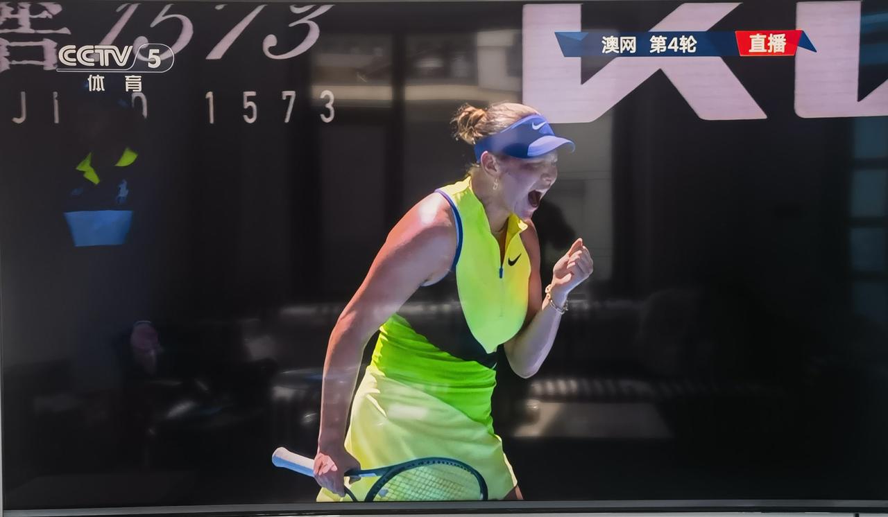 比赛现场：阿莫西尼娃在抢七中获得首盘胜利。