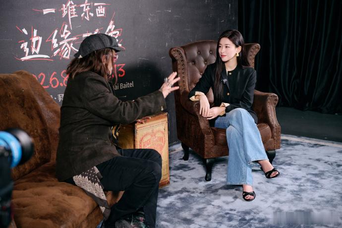 朱珠约翰尼德普对谈 朱珠这次的状态好稳面对约翰尼·德普也敢于自然互动 ​​​