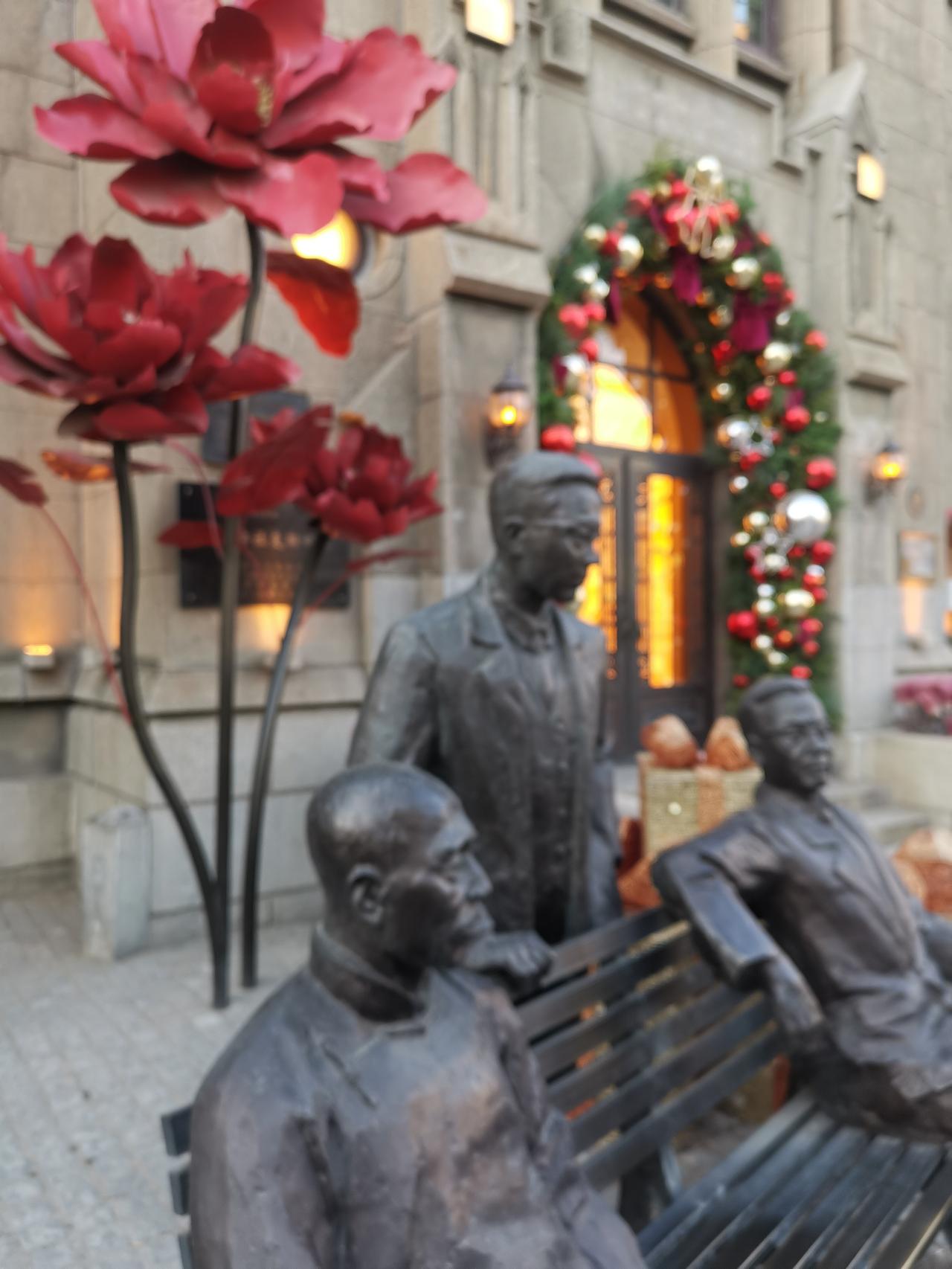 【无聊的时候，逛逛商场，看看来来往往的人，你会忽然觉得生活还挺美好】
     