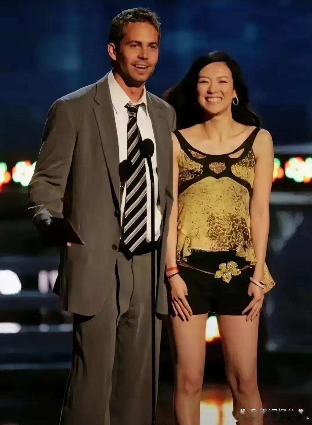 章子怡在保罗沃克旁边像个小迷妹。 