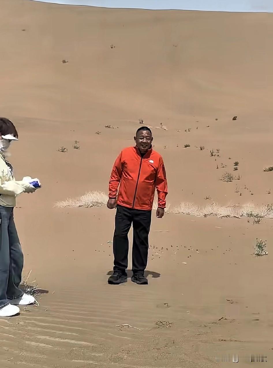 唯一能黑于东来的只有太阳，老于这段时间在沙漠玩越野被拍得发光。都成黑亮黑亮的了[