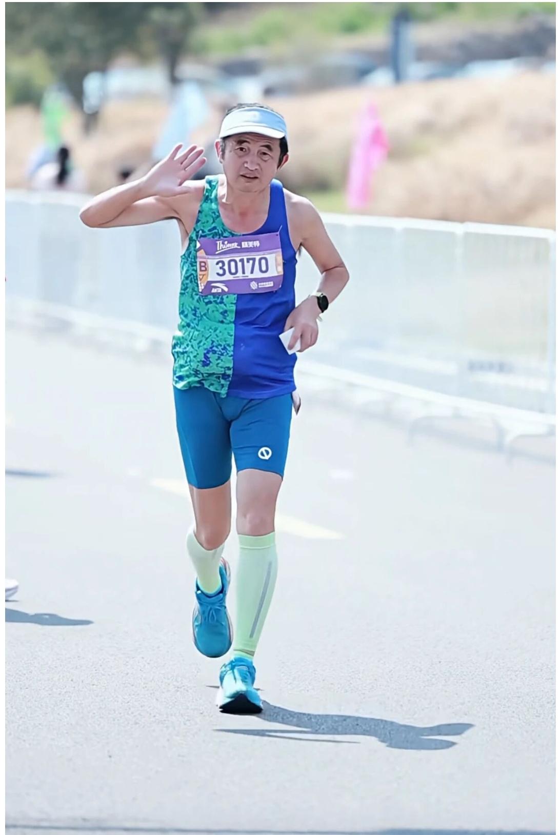 真的要向每一位老年马拉松跑者，致以最崇高的敬意！
他们拥有这么好的状态和体魄，全