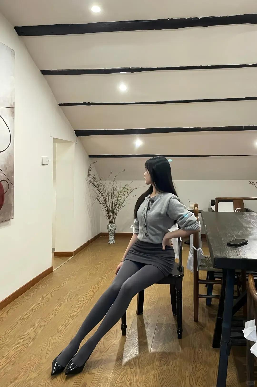 优雅气质，黑白灰穿搭，咖啡馆里的时尚瞬间