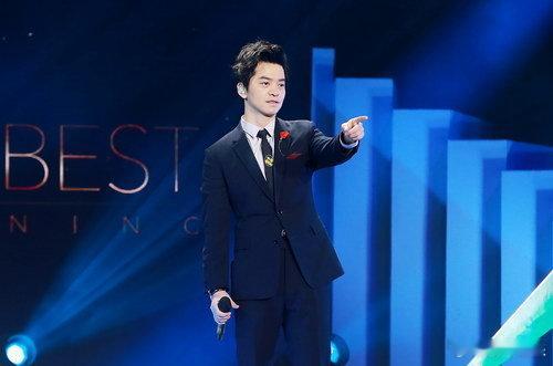 李健 媚眼抛给瞎子看李健春晚舞台暗藏胸针巧思，却因视角被忽略，自嘲“媚眼抛给瞎子