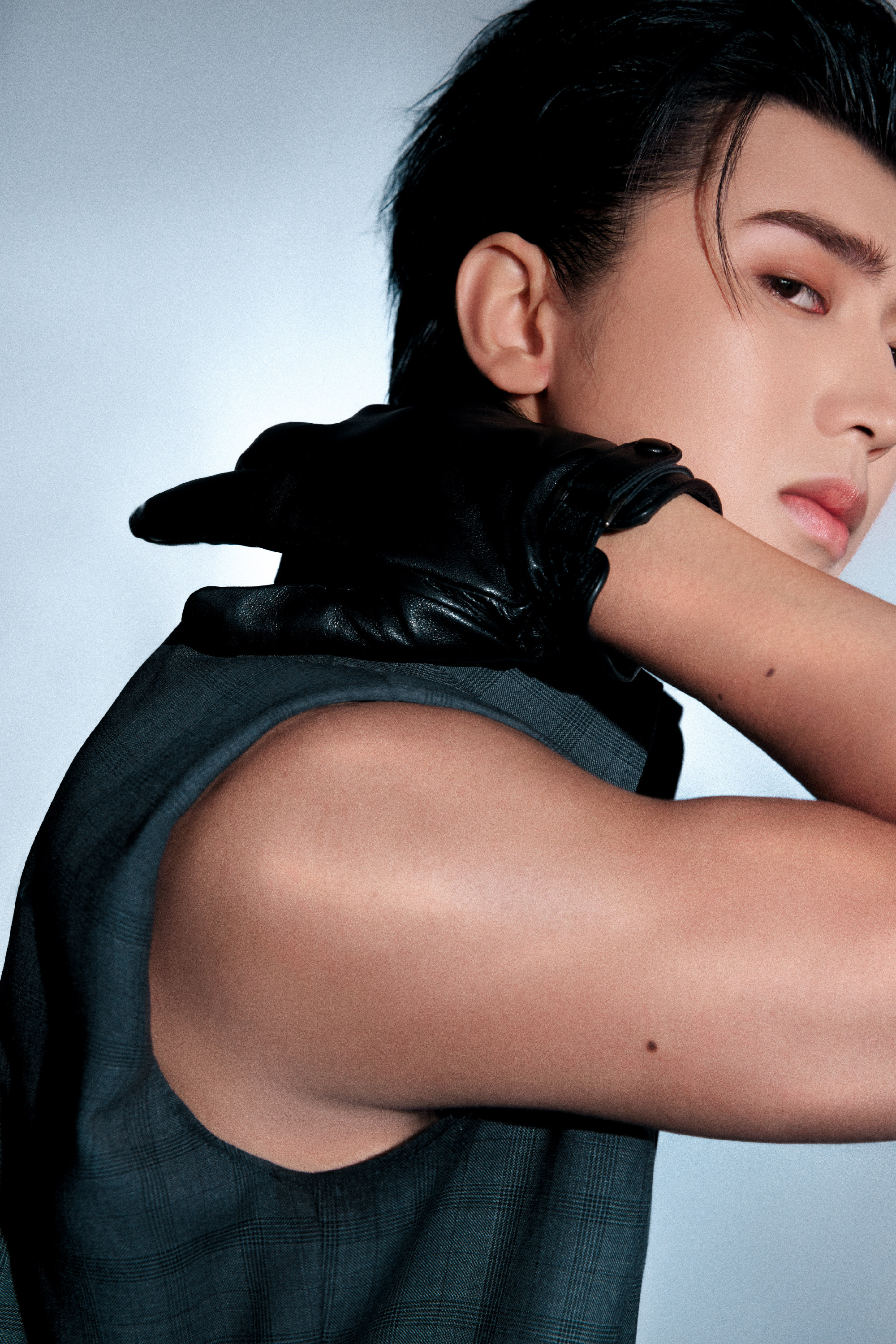 蔡徐坤肌肉线条 无袖造型解锁男友力max模式！手臂肌肉线条清晰利落，搭配温柔气场