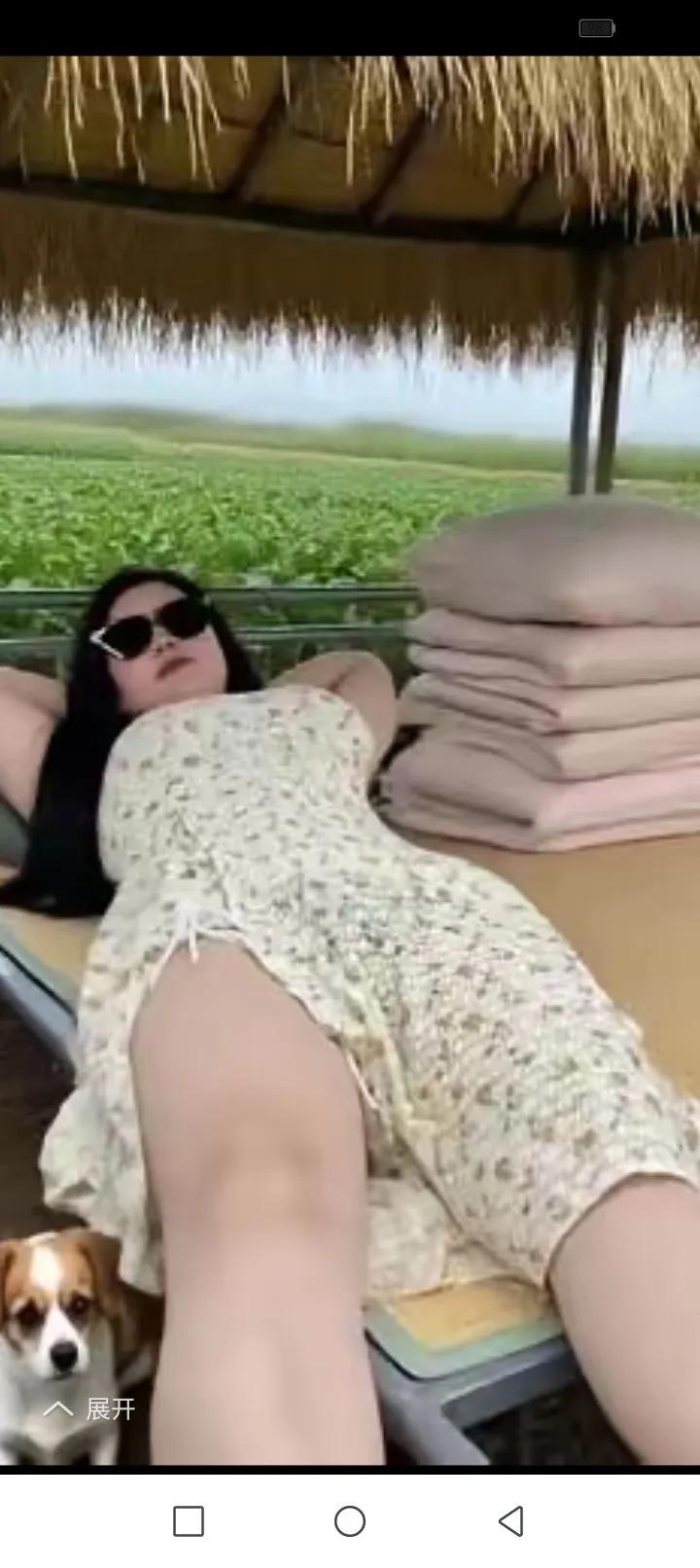 单身女子种了十亩西瓜，眼看丰收在望，一些不良小偷打起了夜里偷瓜的主意。女子怕西瓜