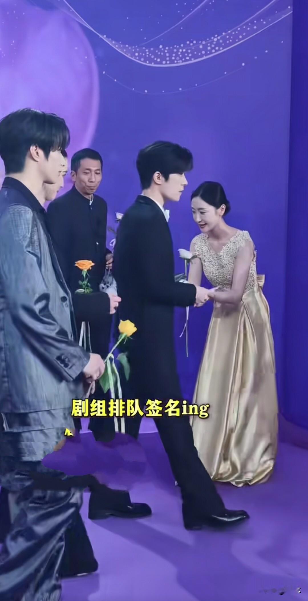 百花奖红毯名场面！杨幂穿鎏金纱裙排队签名，连说“我签过了”还帮其他人拿笔，刘诗诗