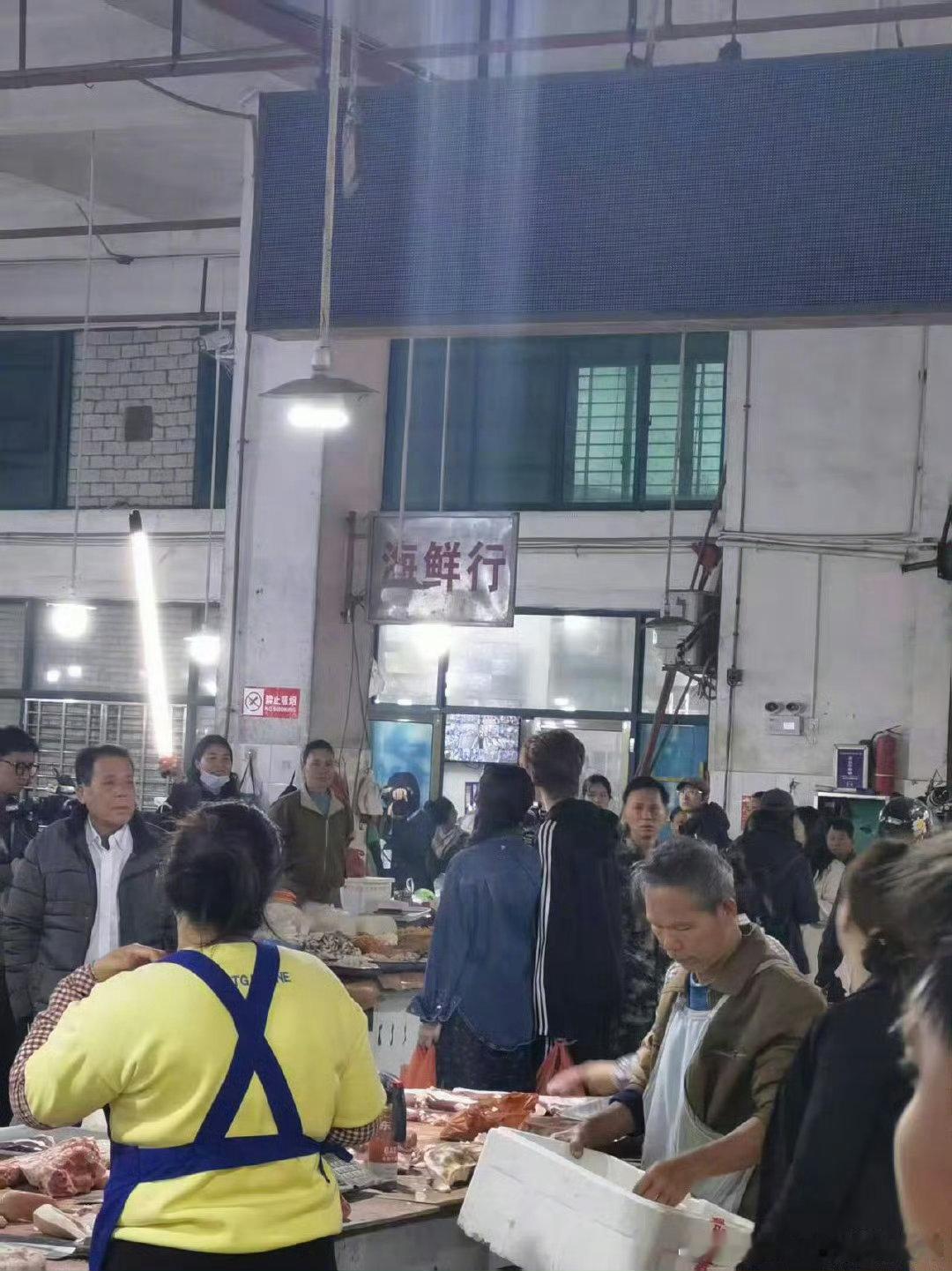 王鹤棣白鹿买菜路透王鹤棣白鹿亲爱的客栈买菜路透亲爱的客栈王鹤棣白鹿买菜路透太有感