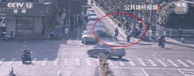 上海普陀区人民法院的法官薛依斯，彻底火了！行人闯红灯，电动车驾驶人飙车超速，两人