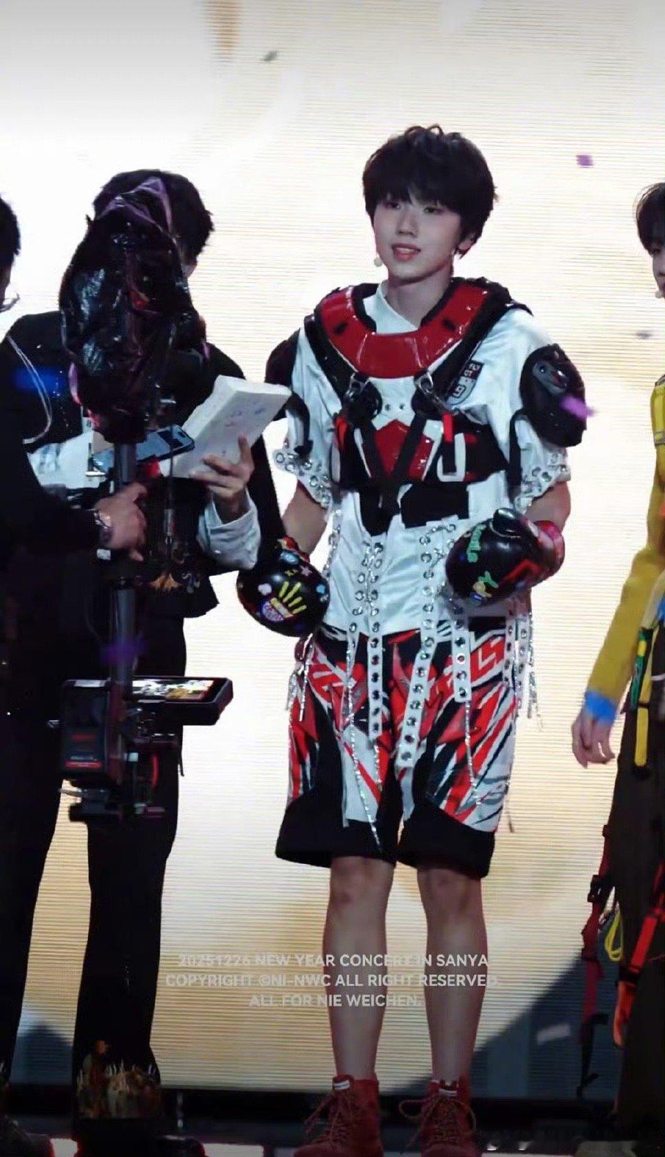 聂玮辰新音年画娃娃 从妆造到气质都精准拿捏了年画娃娃的精髓！聂玮辰粉嫩登场，脸蛋