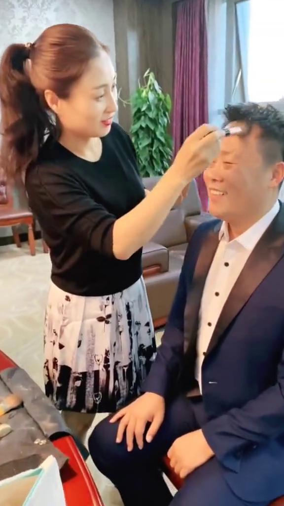 太阳对大地，情深意长叶叶，洒下那个阳光，献上。