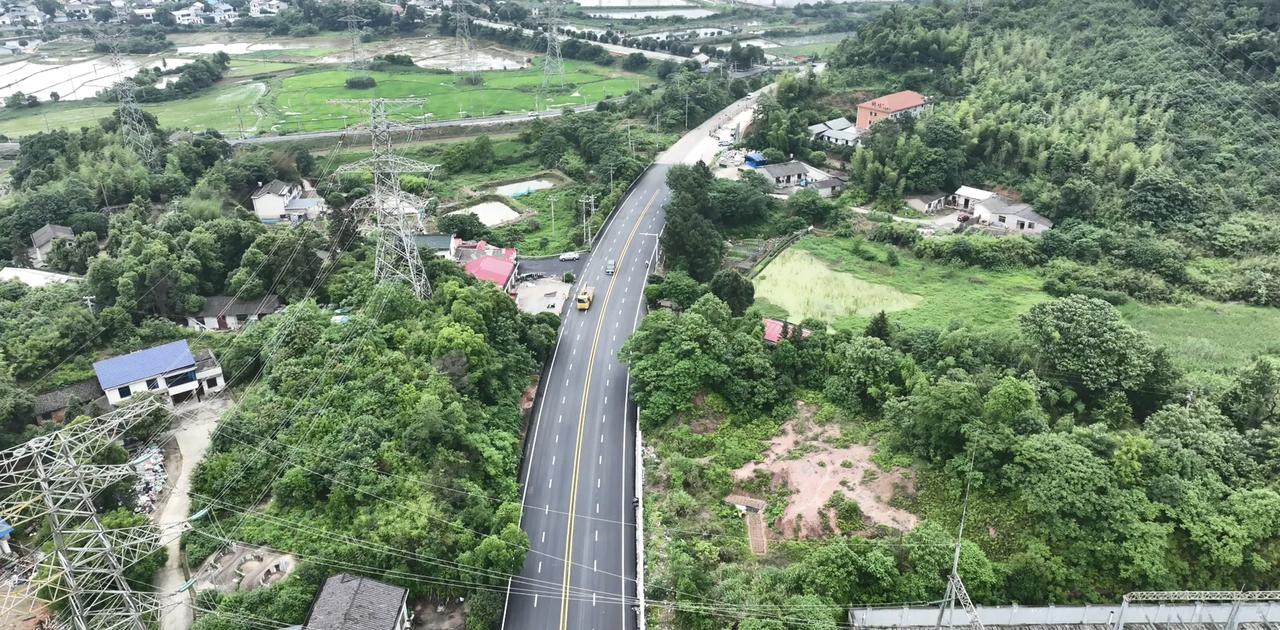 初夏的望城大地，建设热潮奔涌不息。在丁字湾街道的太阳山路修复养护工程现场，机械轰