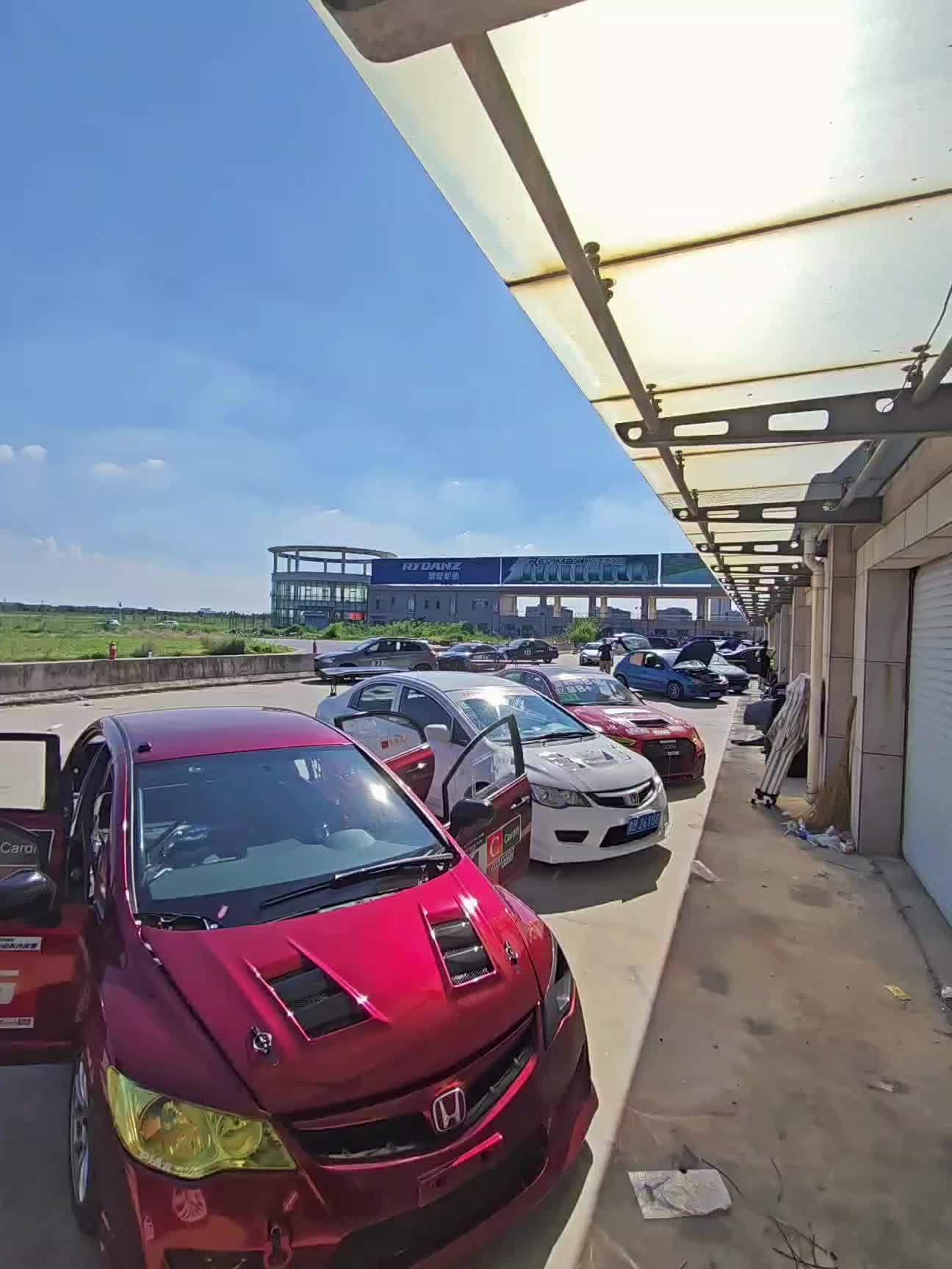 35度也抵挡不住车手的热情。