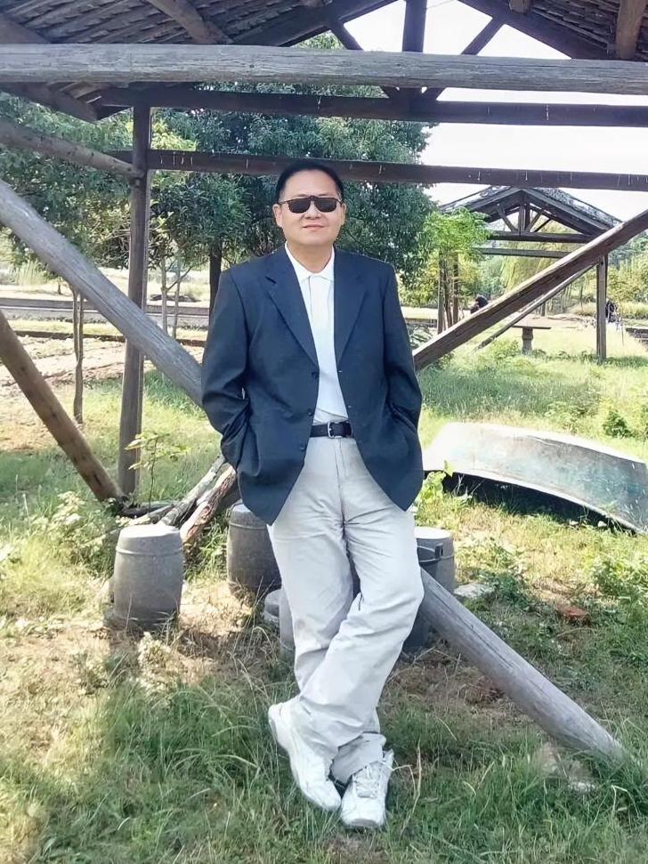 昨天写了一篇“小作文”，就是说两个单身老人相亲。

女方什么都不要，包括彩礼、礼