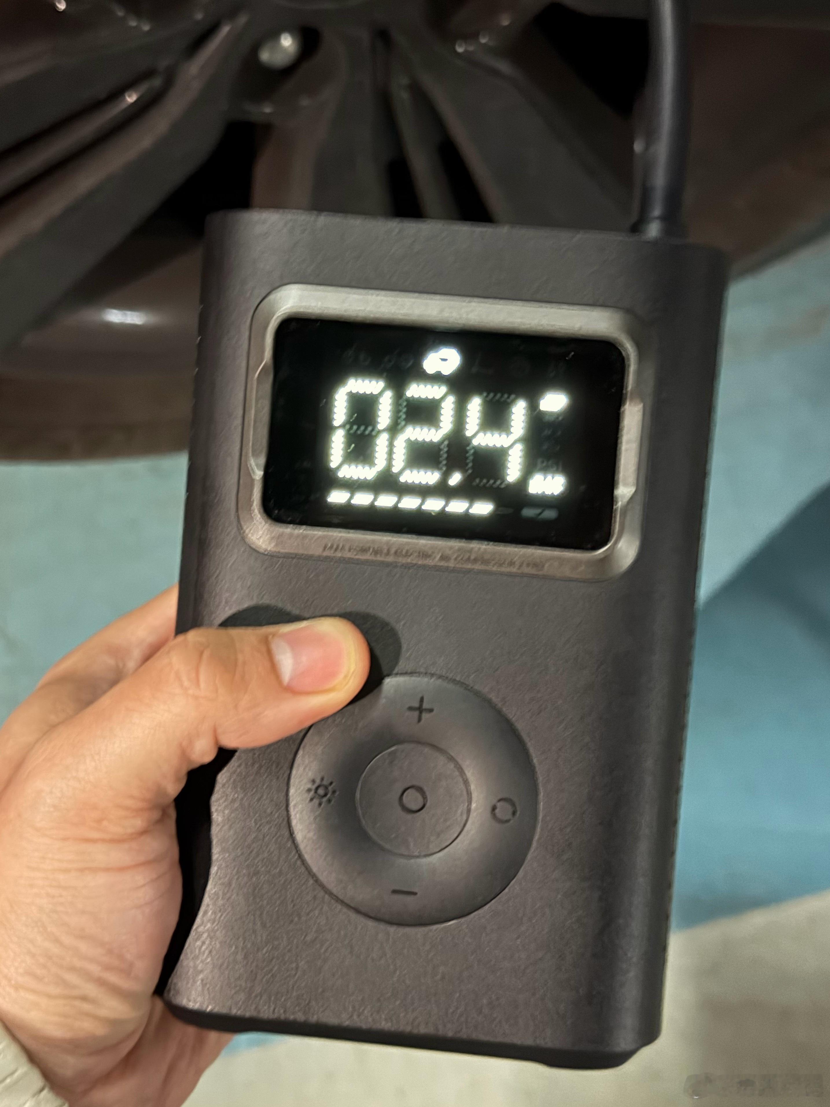 天冷了，胎压降低，备一个米家充气宝，自己搞定