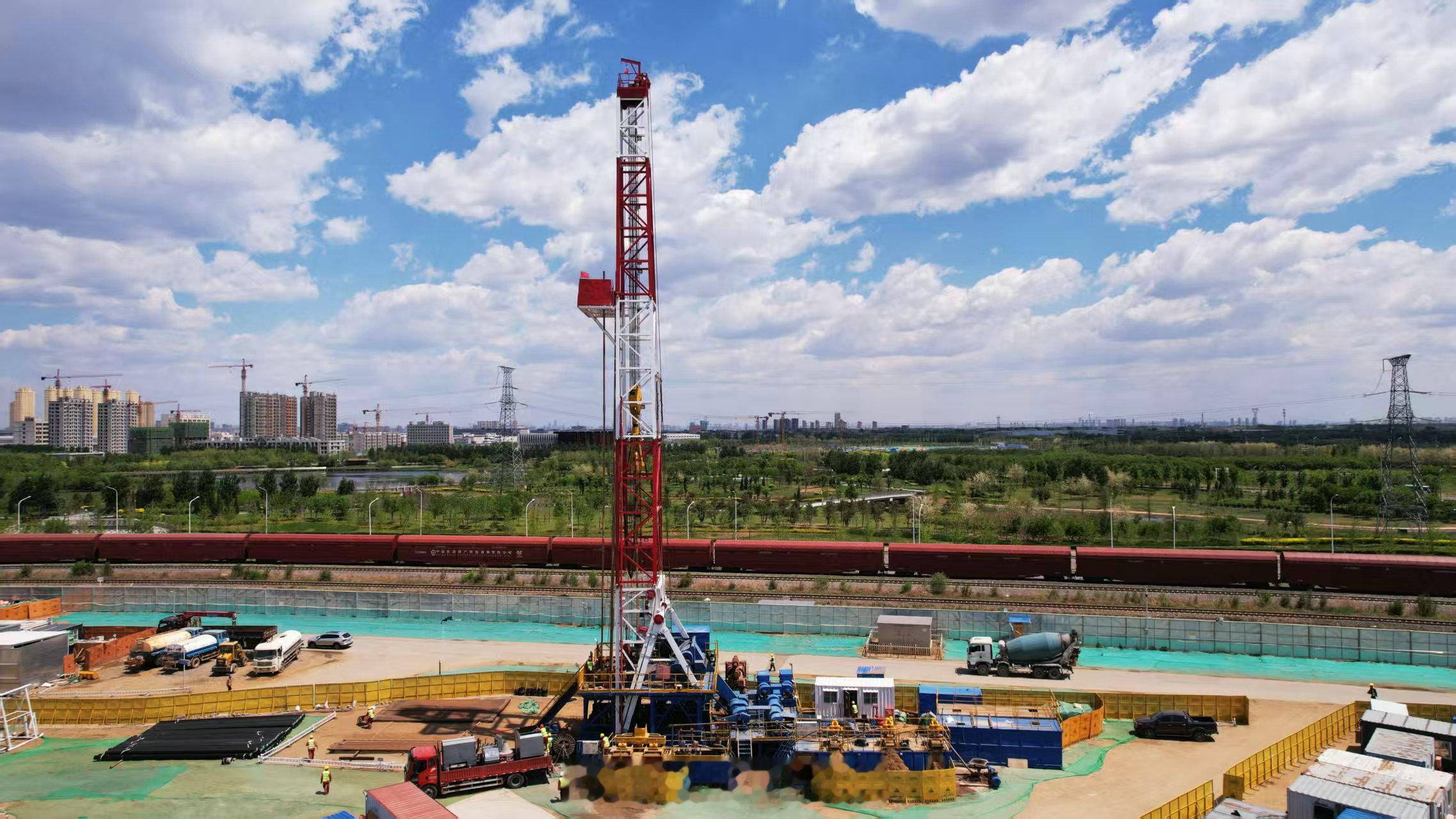 看到个消息，华晨宝马向地球借热，钻到地下2900米，利用中深层地热为工厂供暖，这