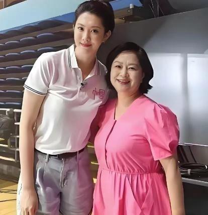 1999年， 鞠萍 向丈夫提出了离婚，丈夫却提出孩子和钱只能带走一样。鞠萍一听就