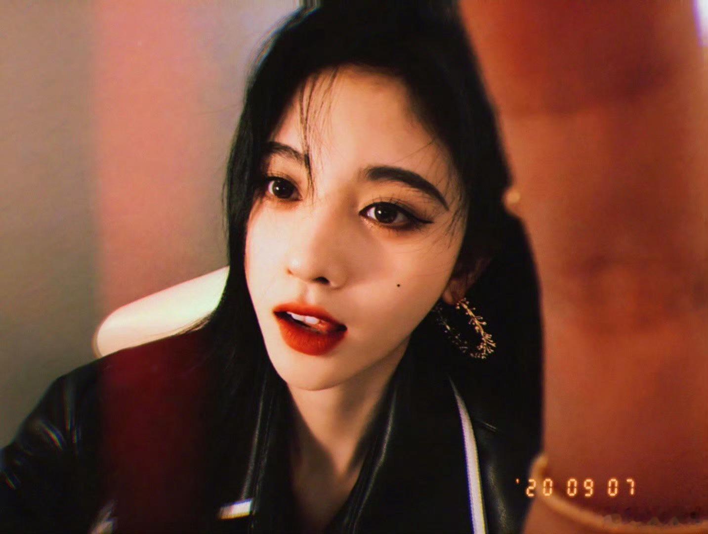 鞠婧祎 jjy鞠婧祎万花世界 jjy 鞠婧祎苏绿夏工作平平淡淡，唯一突出的是腰间