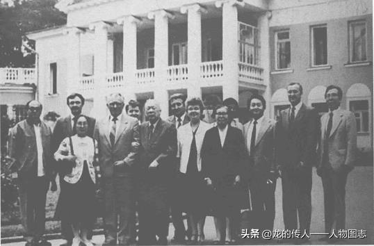 1988年7月伍修权(前排中)率中苏友协代表团访苏时与苏中文化交流协会负责人库利
