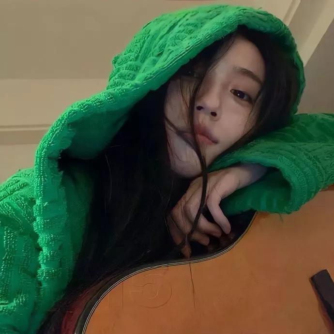 慵懒午后，绿衣少女轻抚吉他，悠然自得。