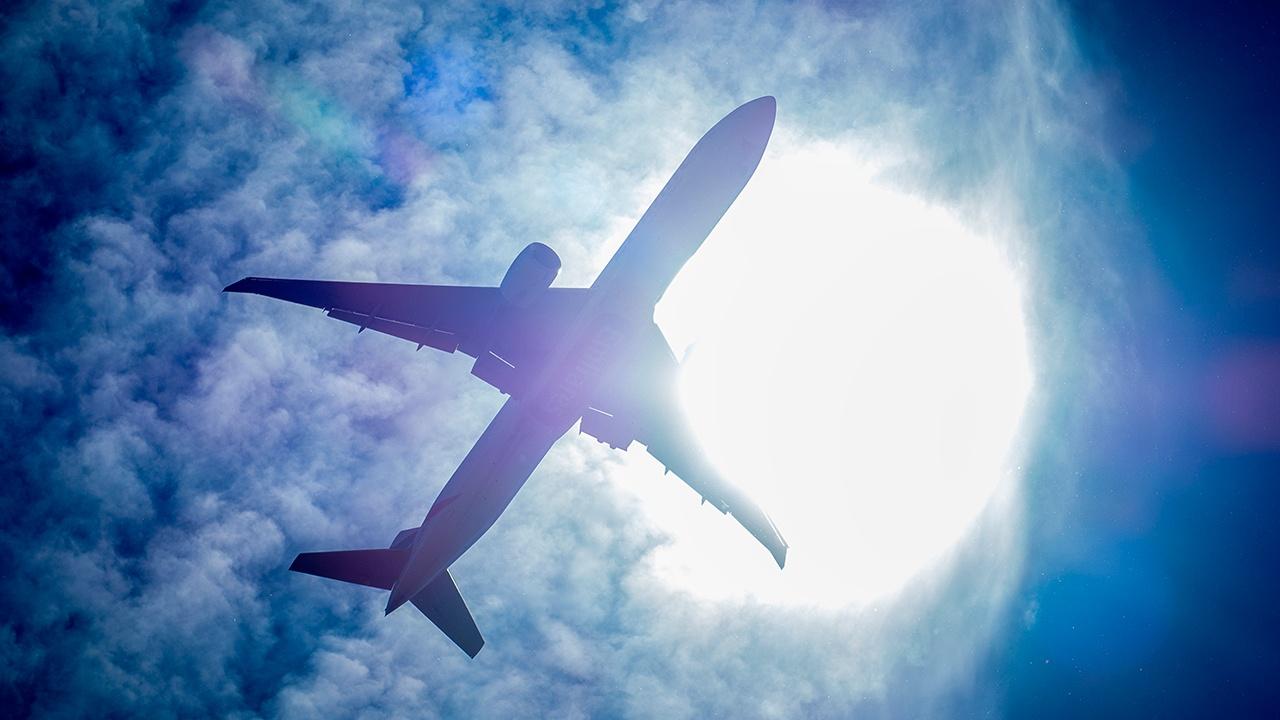 一架飞往东京的飞机因发动机故障返回华盛顿。
美国运输部长肖恩・达菲称，该客机的发