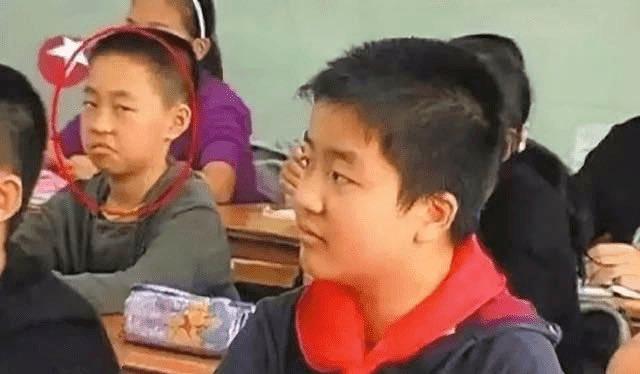 曾经火爆全网的“五道杠少年”和“不屑弟”
目前两人的情况如何？

“五道杠少年”