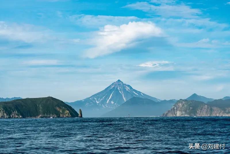 普京首次登上俄日争议岛屿 普京头一回登上俄日争议岛屿，这事儿可太值得关注了。俄日
