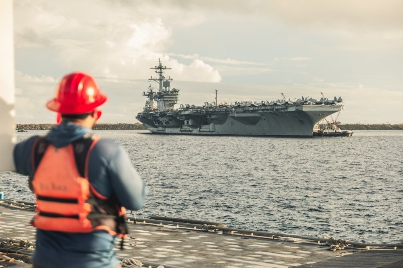 不出所料，6月16号，美国海军华盛顿号航母(CVN-73)停靠关岛阿普拉港。美国