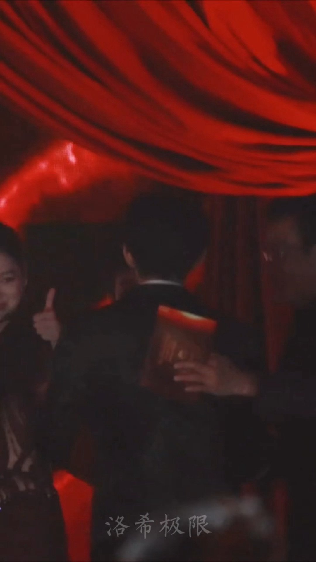 原来候场时的辛芷蕾和梁家辉就恭喜了获奖的四字弟弟，太棒了！ 