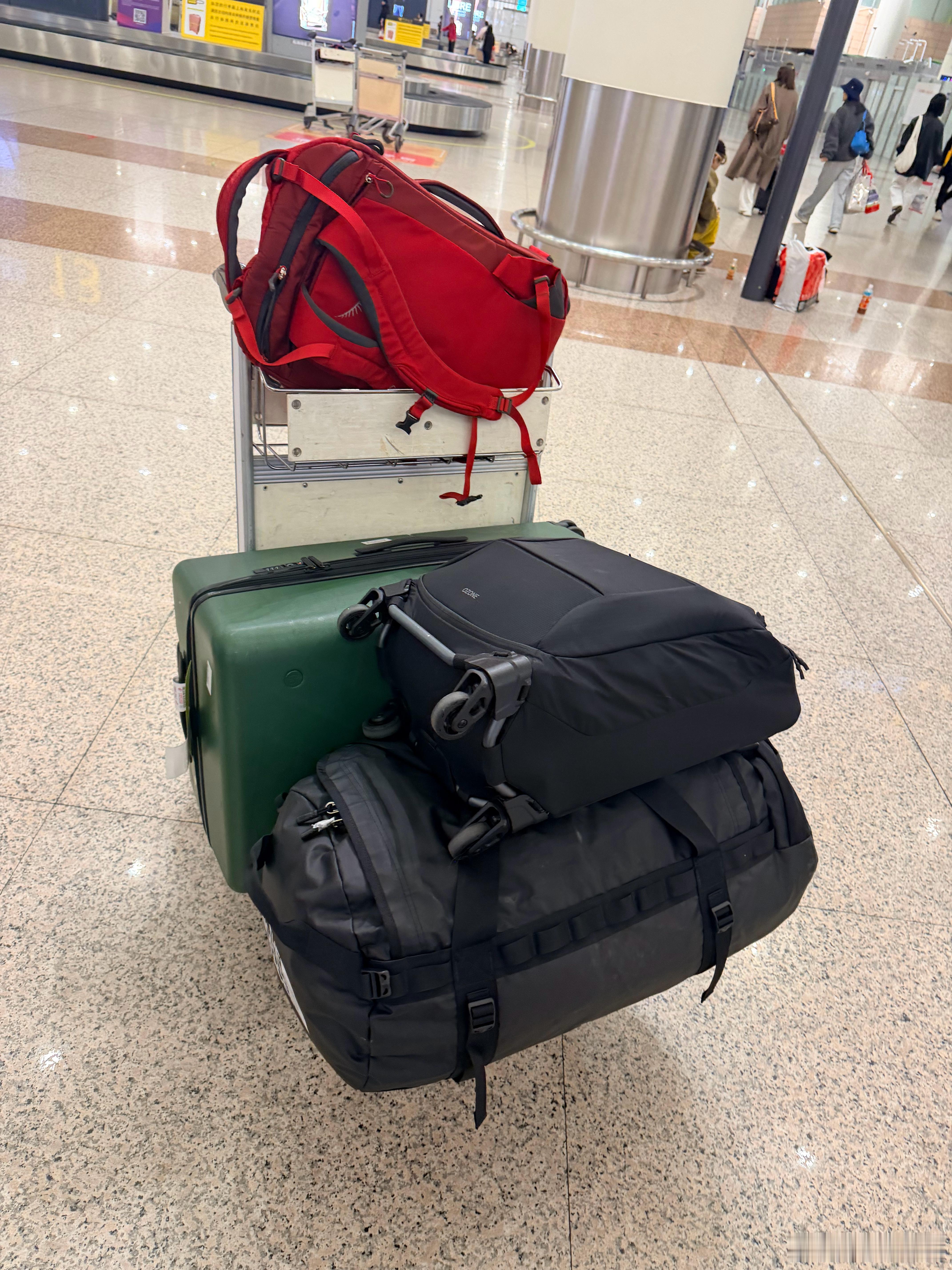 今日小雪嗯该回家了今年自从不出差了，东航，国航，南航金卡都废了不过内心自由快乐身