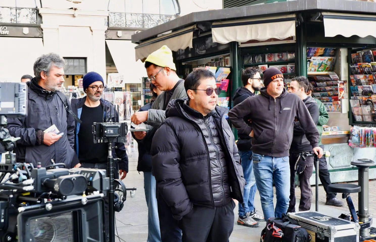 贾樟柯执导的短片《都灵之影》杀青，除了“涛声依旧”外，主演还有“五条人”。故事讲