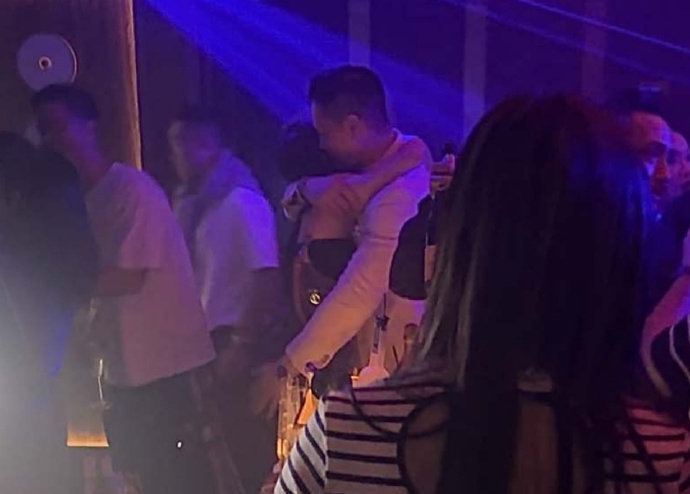 想当年他求婚时那句 “先生教会我做回小孩” 甜哭全网，如今却被扒出 VIP 区常