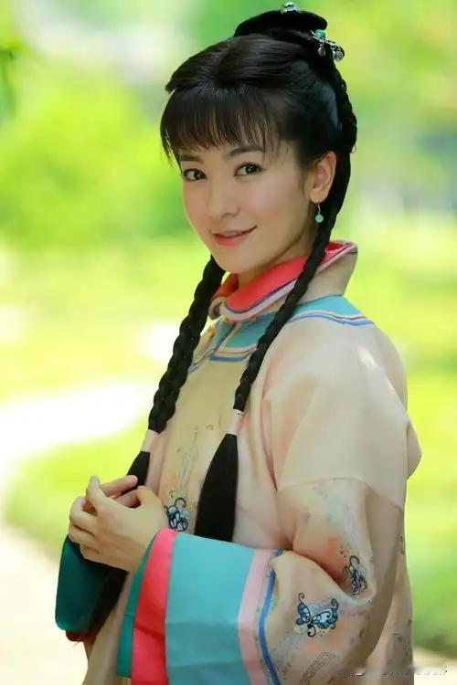 李晟现在都四十了，再演《还珠》小燕子这种年轻活泼的角色也不适合啊，演员还是应该根