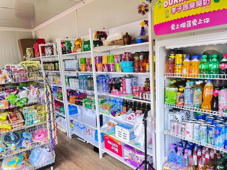 这几天回老家了，妈妈让我去村里的小卖部买点儿东西，但在商店里却发生了一件非常不可