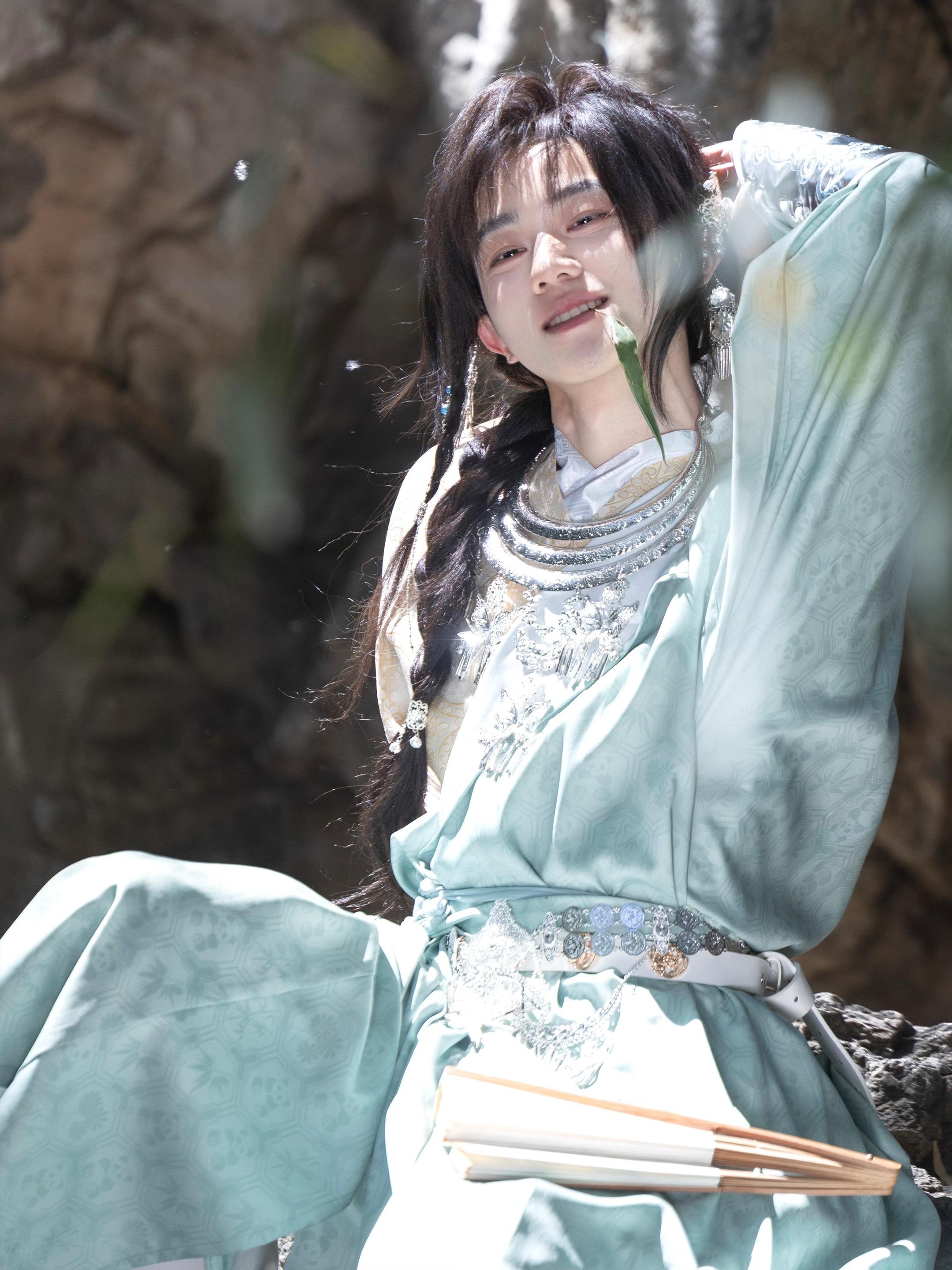 ‘你耳边摇曳的不是耳坠，是苗疆的整片星空’是单边辫子的小鱼～真的很为阳...