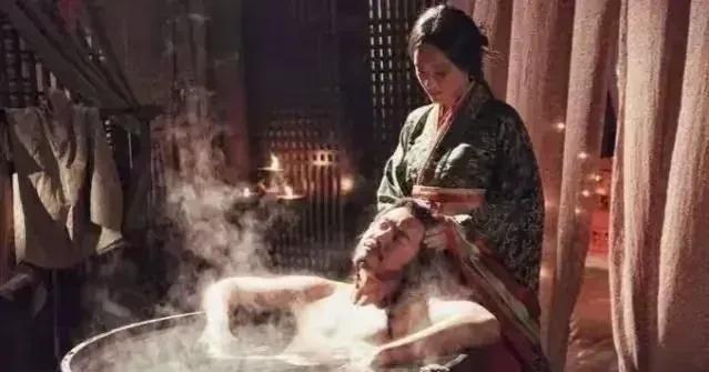 古代冬天洗澡只有大户人家能做到，因为柴火从唐代开始几千万人口数百年的砍伐，树都快