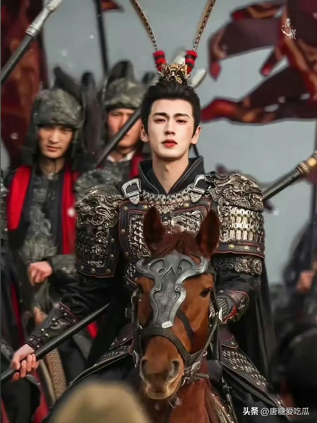 张凌赫的杂志没卖出去几本
团队一直营销大爆款剧集男主，但实际上观众并不买单，拍的