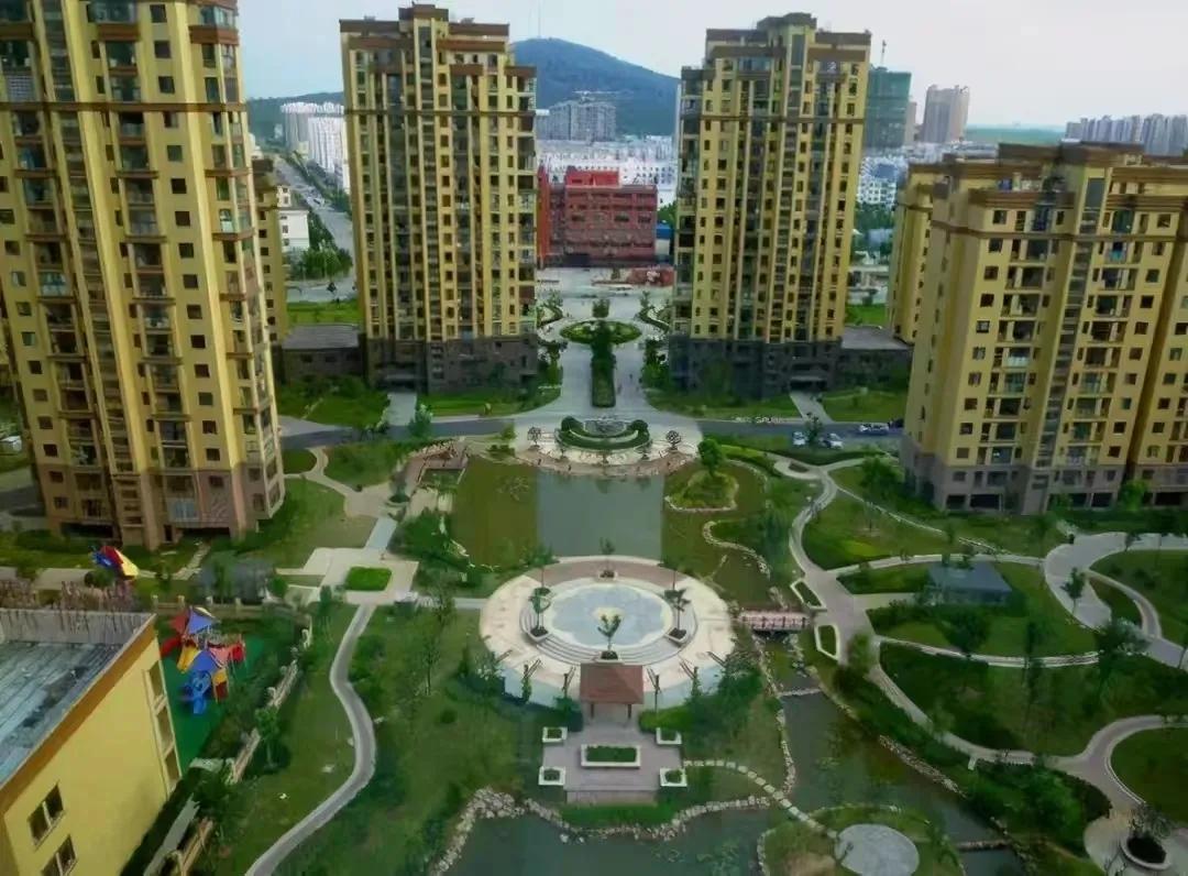 同样都是小区，为何国外偏向“街区制”，中国多为“围墙式”？

这些国家人少，土地