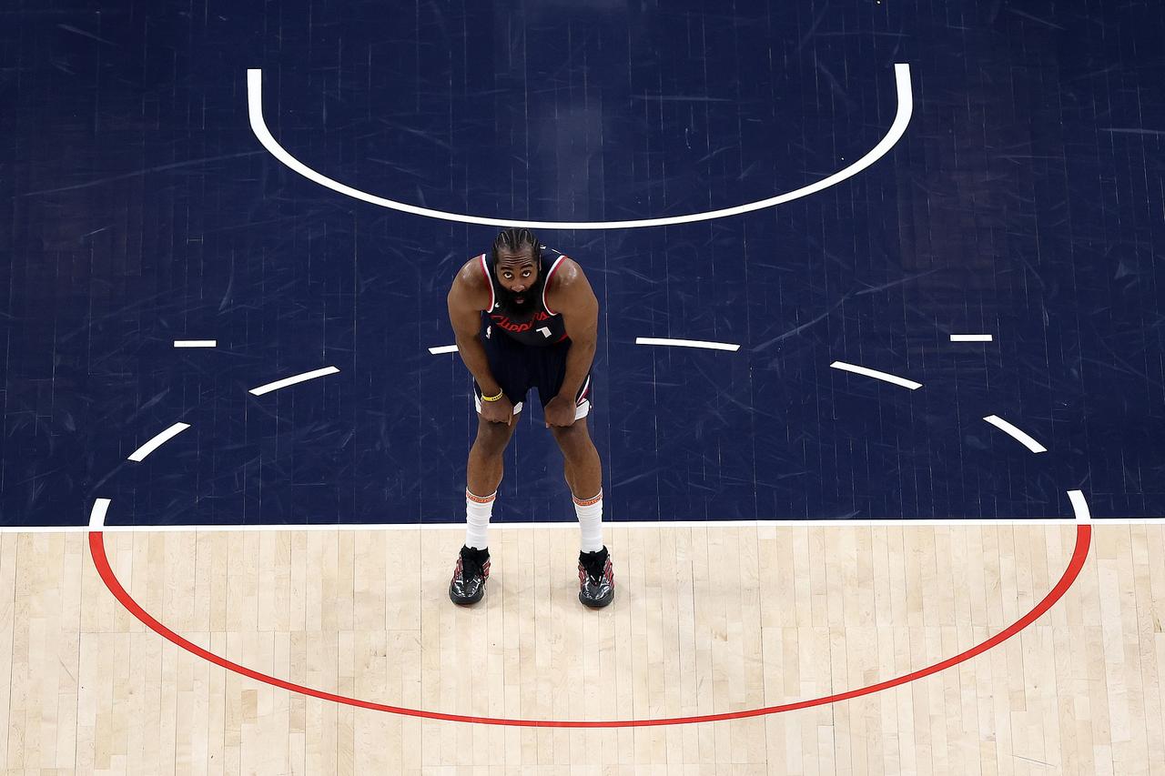 菜鸡互啄！快船双加时终结6连败。
赛前，快船3胜8负；独行侠3胜9负。
此外，双