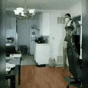 谁说个头高没有用，搞卫生都不要梯子。