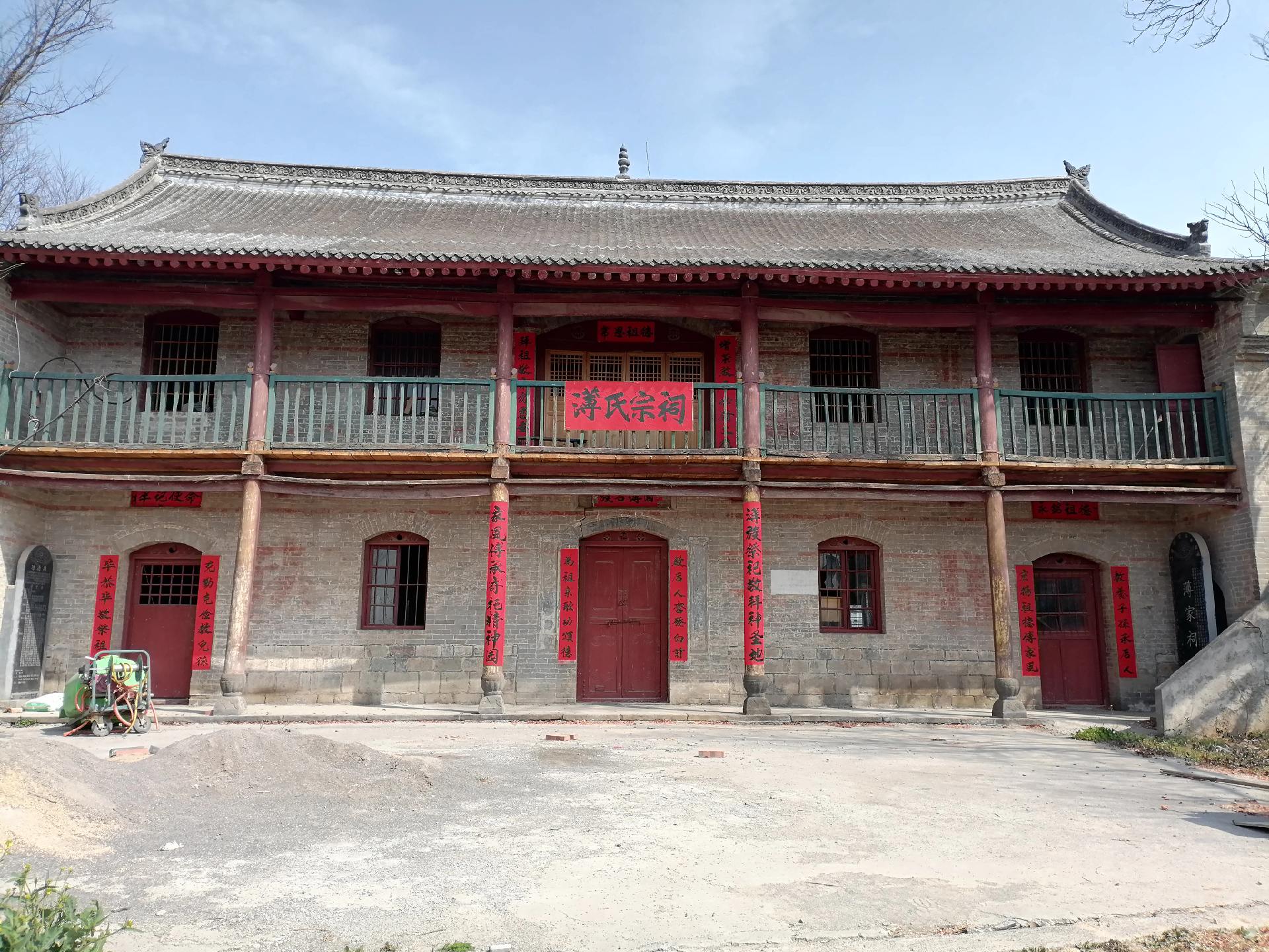 《南河渡村薄氏祠堂》
     巩义薄氏始祖元亨，原籍山西平阳府安邑县金村堡尔庄人，金太和年间为盐铁官，因避元兵方至巩县南河渡居住，后奉命考授隆州知州，敕赠中训大夫。
    清初，薄氏族人建起薄家祠堂，乾隆二十六七月大洪灾后历数十年，重修祠堂，民国二十三年，族人又重修祠堂。
