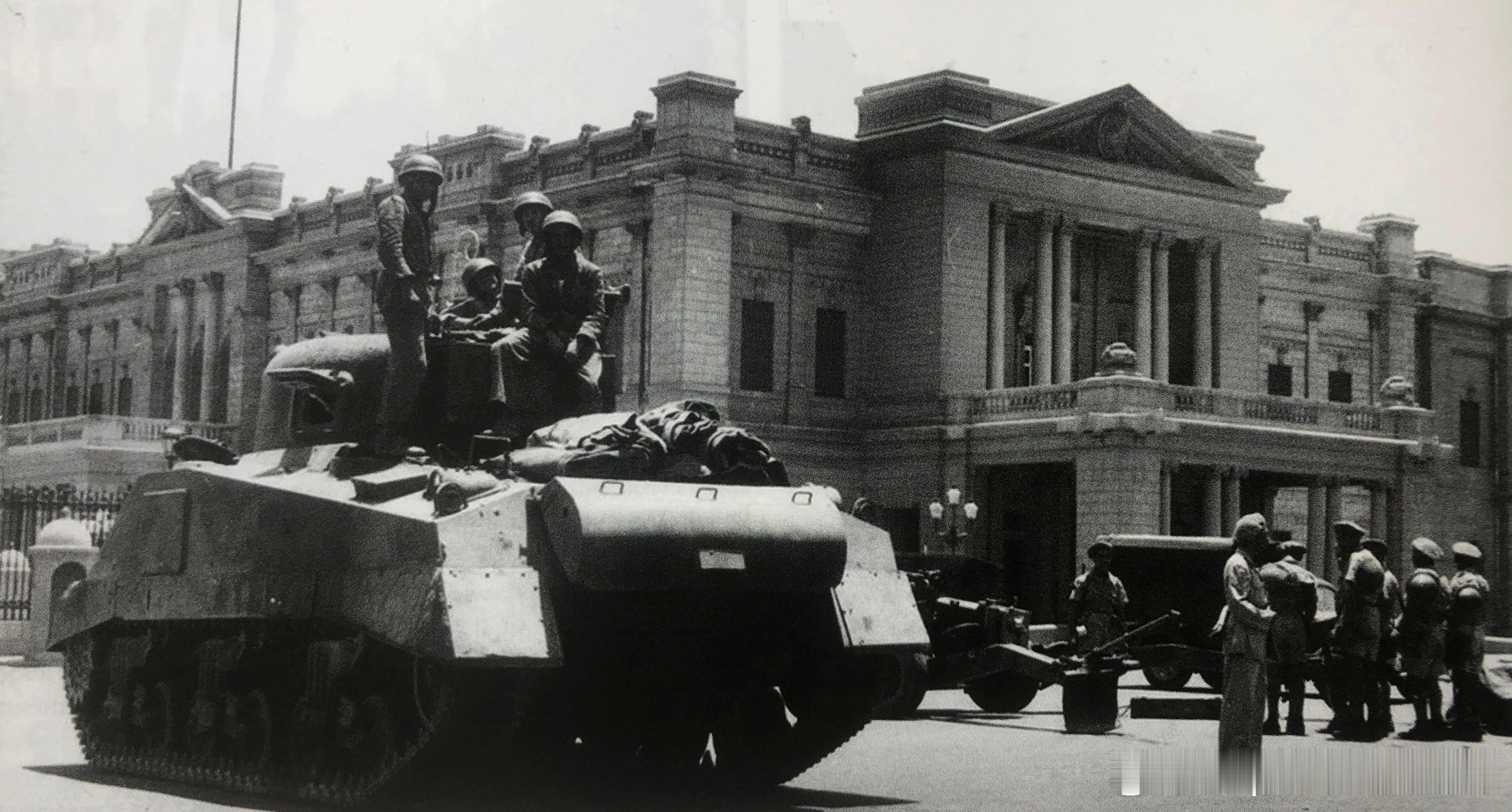 1952年7月26日政变后的埃及军队美制M4坦克在开罗Abdin阿卜丁宫前军事历