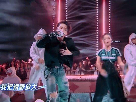 严浩翔之前与万妮达合作过歌手2026早前携手创作同台演唱，两人对音乐有着相近的理