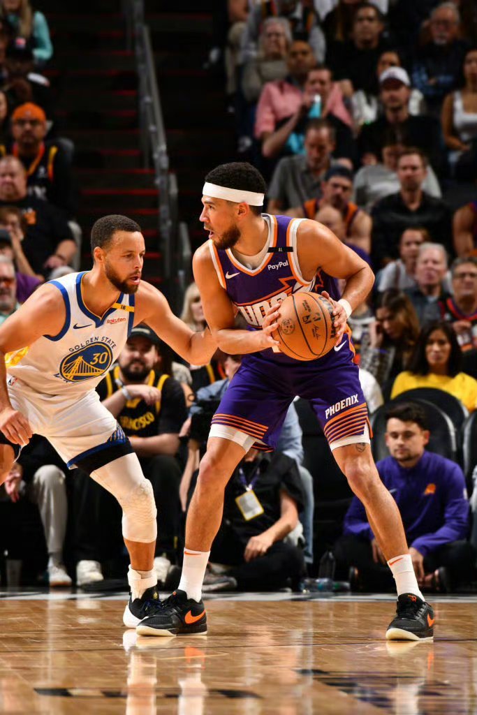 布克：我见证过邓肯、科比和司机的一人一城，也想像他们和库里那样坚守。[心][心]