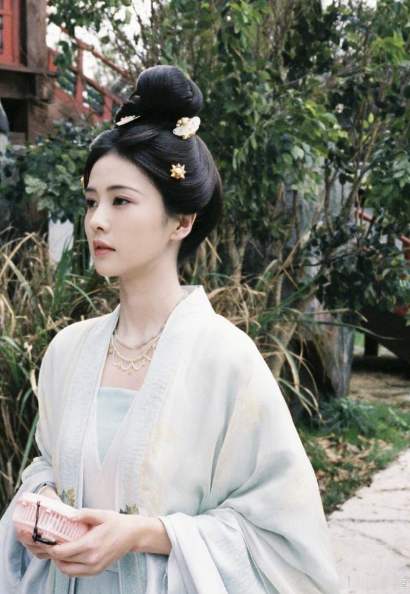 蒙淇淇向白鹿道歉6月16日，发文向道歉，称自己受早年《凤囚凰》事件影响，加之此次