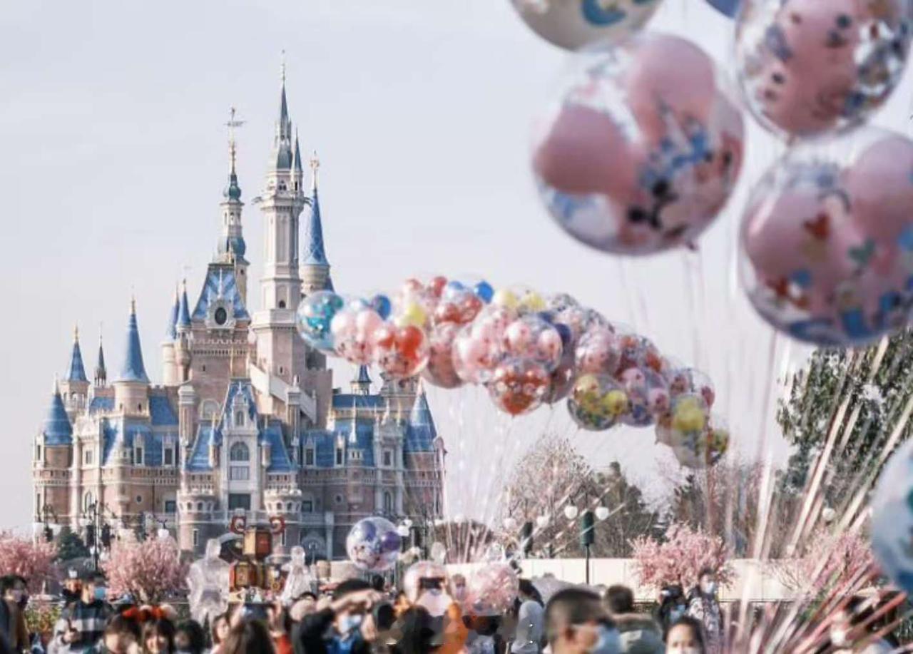 据财联社消息，迪士尼计划进行新一轮裁员，规模至多 1000 人。据悉，此次裁员的